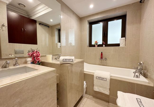 Apartment in Dubai - Upgraded 1BR in Downtown with Burj Khalifa View Apartment in Dubai - Upgraded 1BR in Downtown with Burj Khalifa View