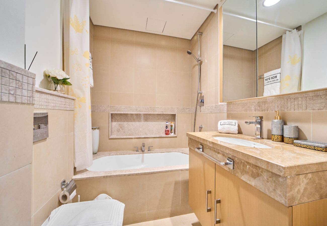 Apartment in Dubai - 1BR at Burj Vista, Direct access to Dubai mall