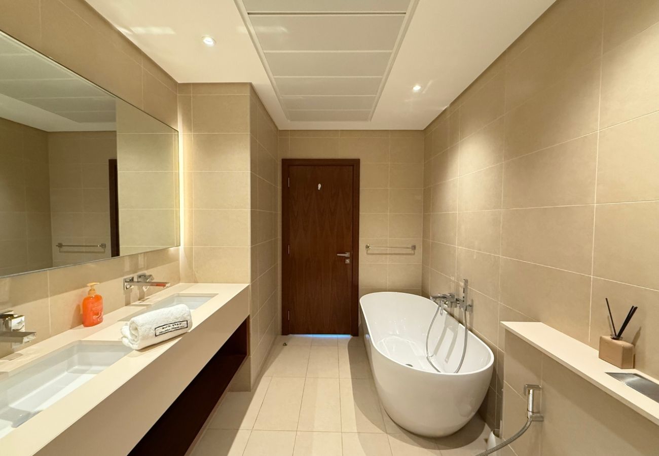 Apartment in Dubai - Skyline Serenity ,3BR Oasis Overlooking the Marina