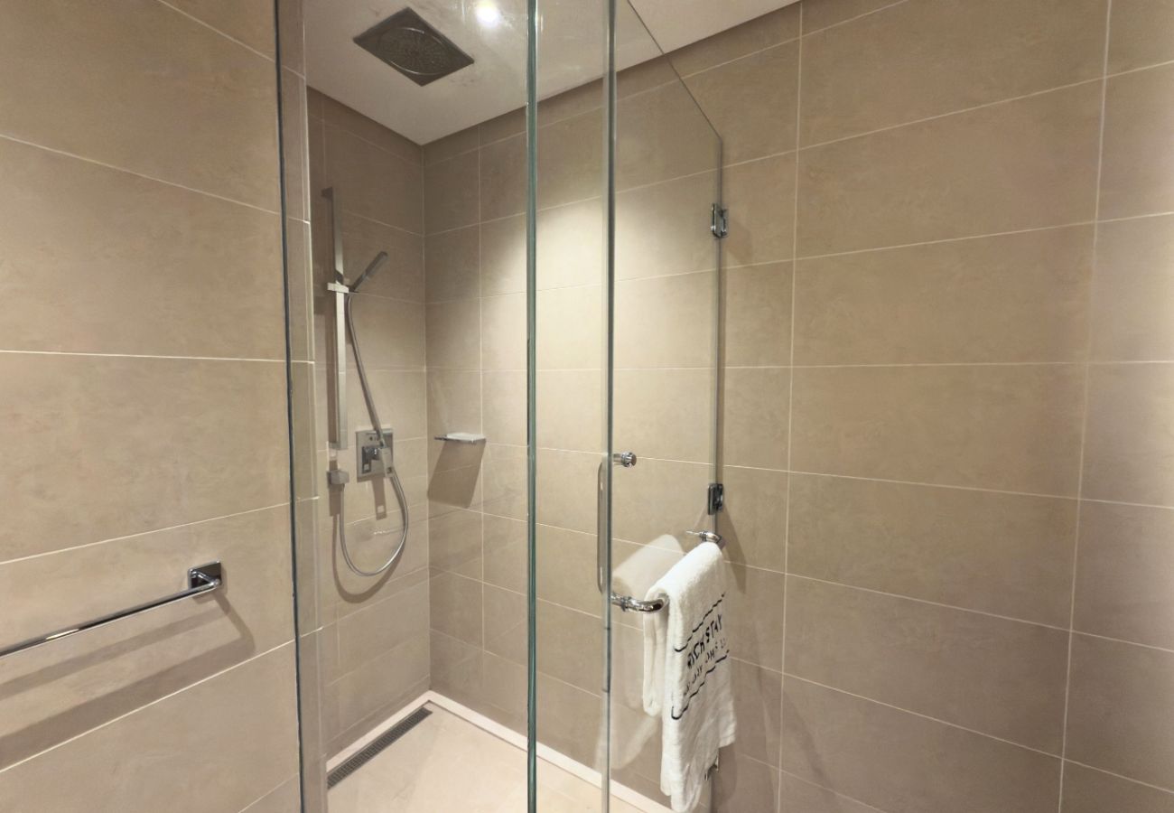 Apartment in Dubai - Skyline Serenity ,3BR Oasis Overlooking the Marina
