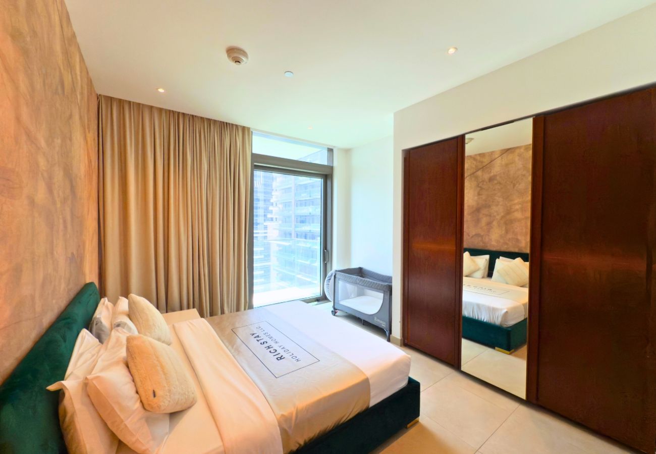 Apartment in Dubai - Skyline Serenity ,3BR Oasis Overlooking the Marina