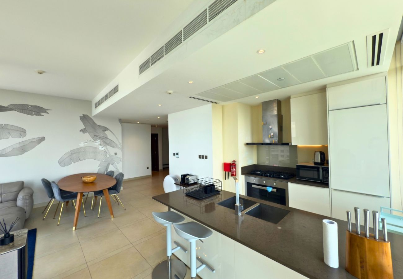 Apartment in Dubai - Skyline Serenity ,3BR Oasis Overlooking the Marina