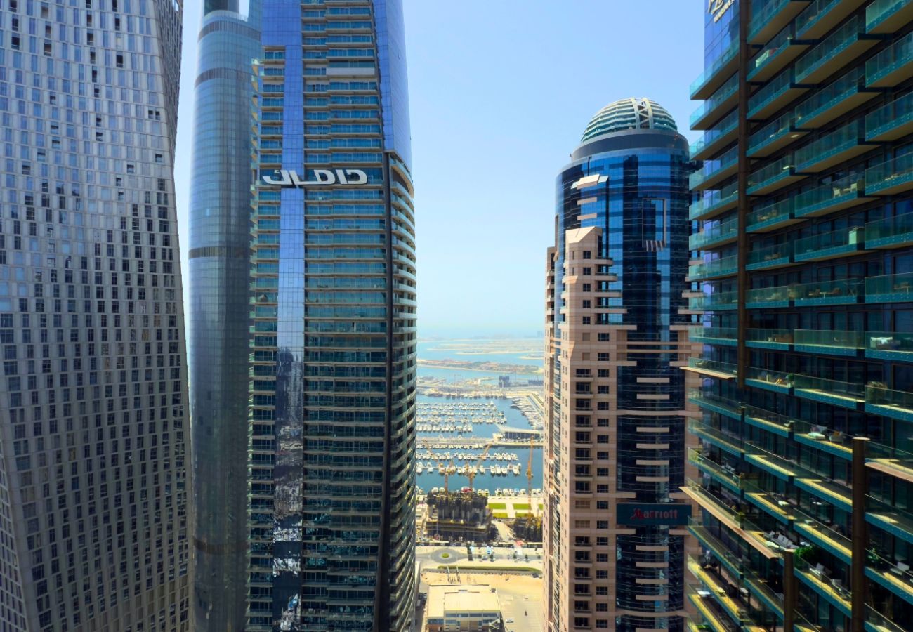 Apartment in Dubai - Skyline Serenity ,3BR Oasis Overlooking the Marina