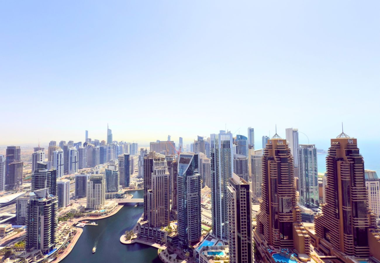 Apartment in Dubai - Skyline Serenity ,3BR Oasis Overlooking the Marina