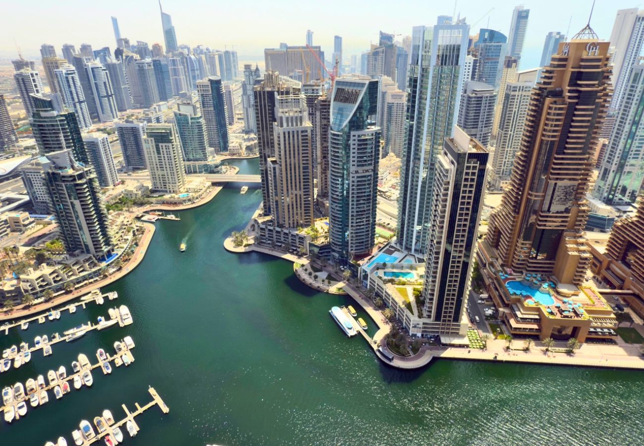Apartment in Dubai - Skyline Serenity ,3BR Oasis Overlooking the Marina
