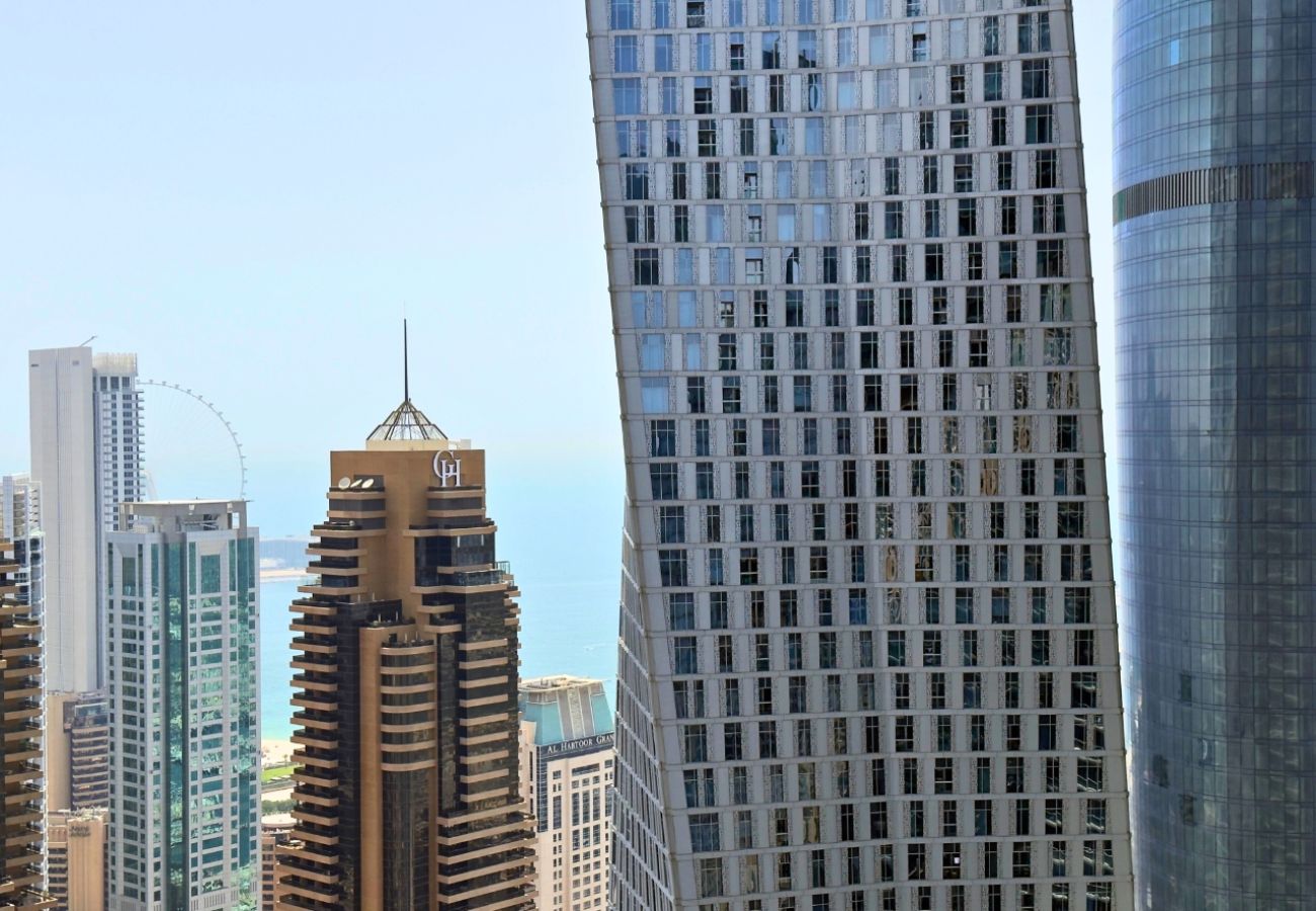 Apartment in Dubai - Skyline Serenity ,3BR Oasis Overlooking the Marina